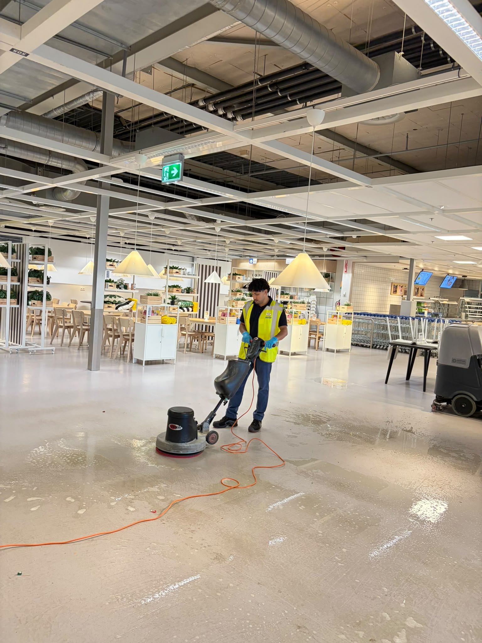 Schoonmaakwerkzaamheden in een grote bedrijfsruimte